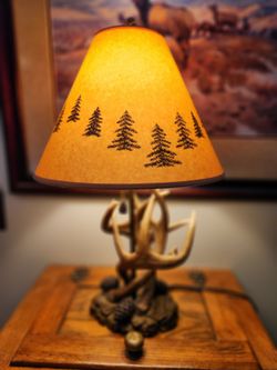 Deer horned table lamp