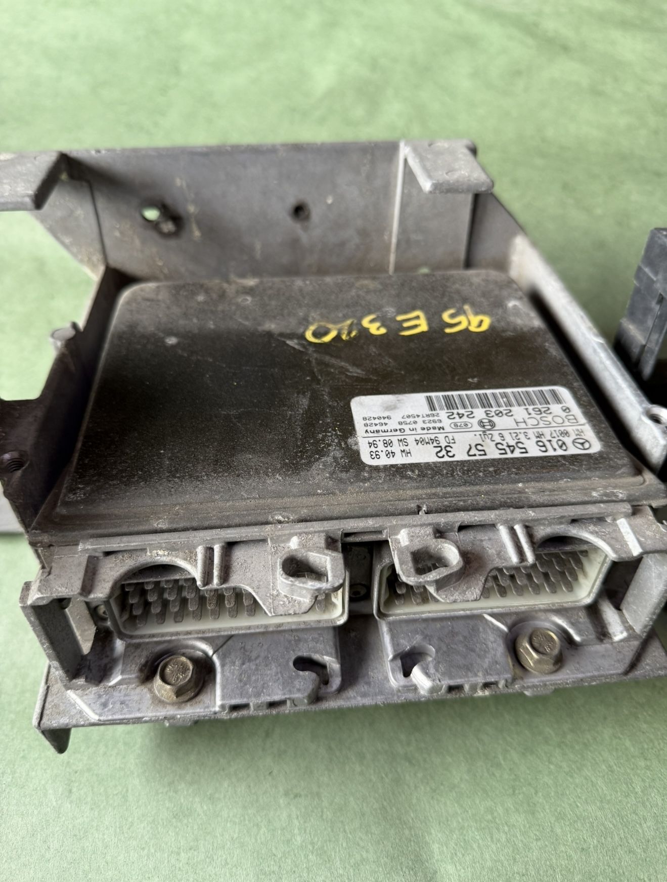 Mercedes Bens Engine Control 261 203 242 Or 016 545 57 32 W124 E320