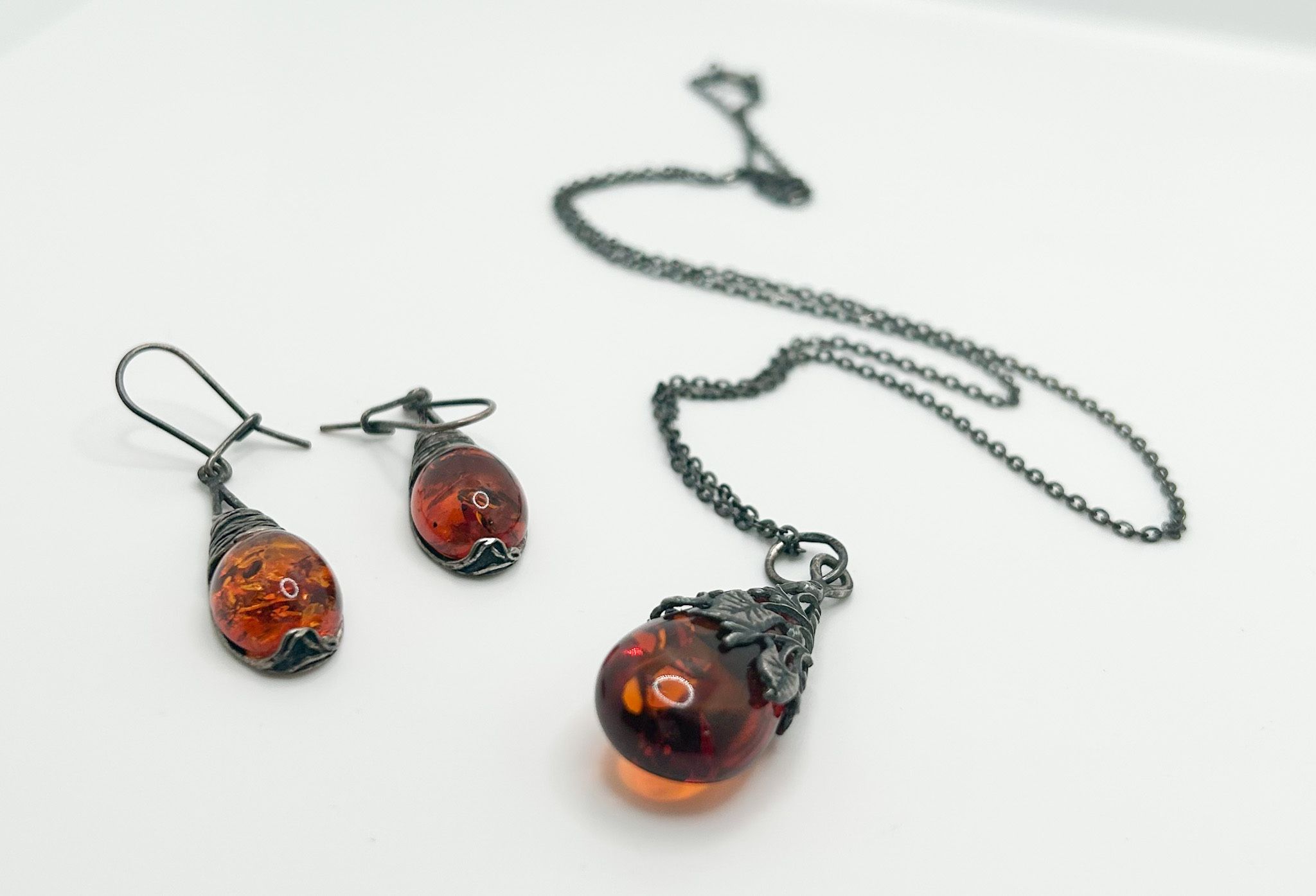 25” Amber Pendant Necklace And Drop Earring Set