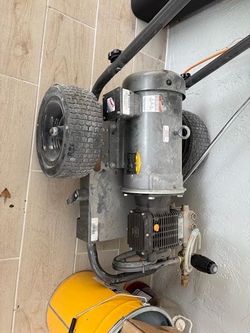 hidrolavadora eléctrica de la marca BE Power Washers (Modelo B205E34C) trabaja a una presión de 2,000 PSI con un flujo de agua de 3.5 GPM.