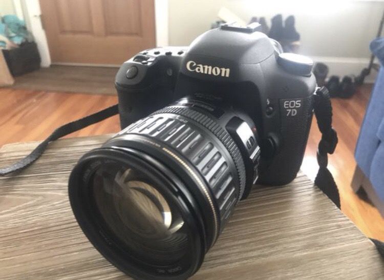 Canon 7D Digital SLR 18MP Professional Camera with Lens and more