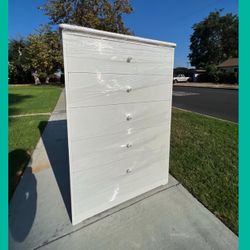 5 drawers dresser/ Five drawers dresser