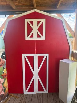 Wooden Barn Party Decor