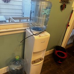 Hot and cold water dispenser