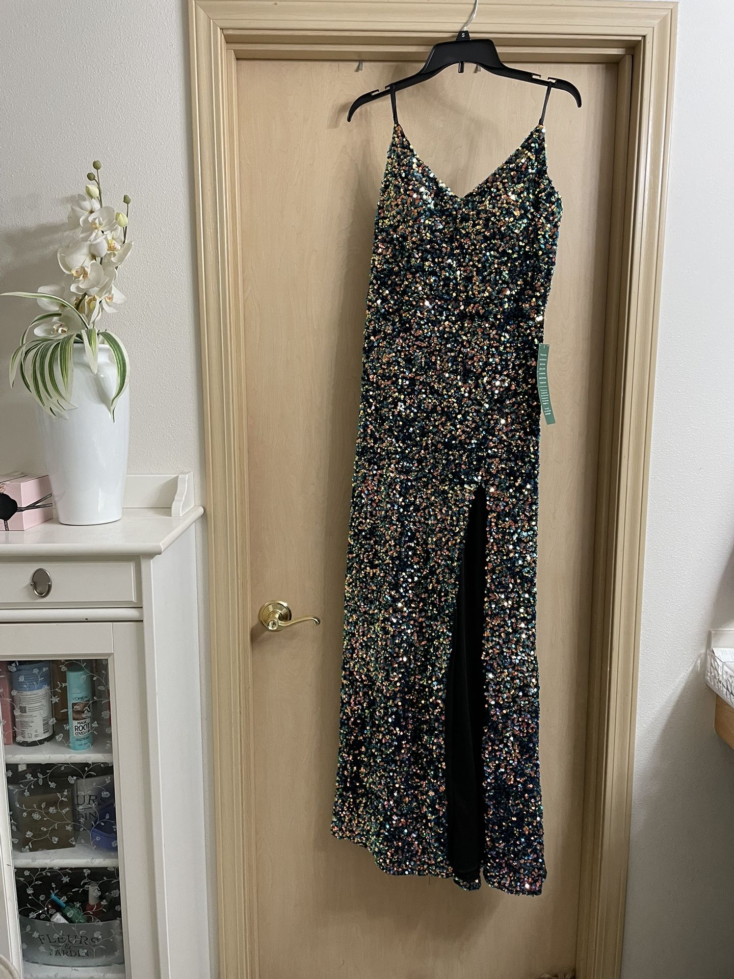 Beautiful New W/Tags Women’s/Junior’s size 13 (Large) Long Sequin Gown. Front slit.