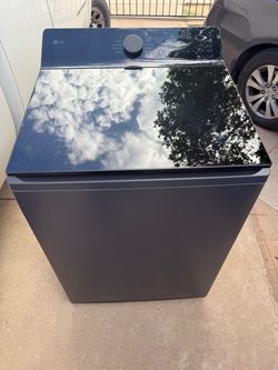 LG washer almost new 5.5 cuft