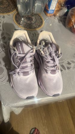 Tennis shoes