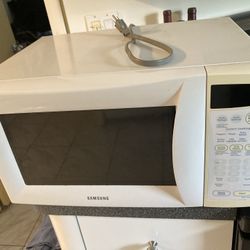 MICROWAVE (SAMSUNG) IN  PERFECT WORKING ORDER $80.00