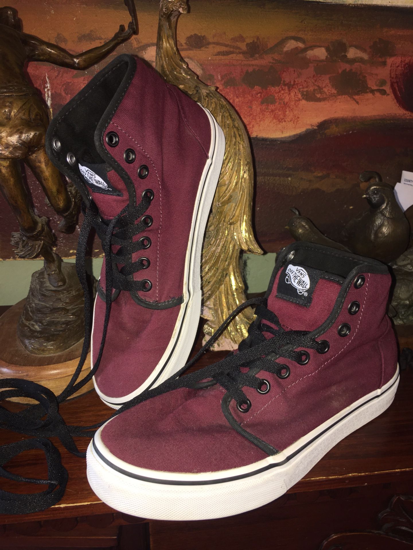 Vans of the wall cool burgundy semi new shoes in perfect clean condition size men’s 6 women’s 8