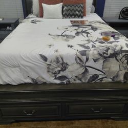 Queen Size Bed With Dresser, With Plenty Drawers.