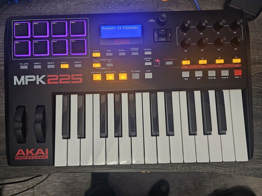 AKAI MPK 225 Like New! 