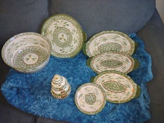 Vintage pattern serving plates/stackable measuring cups, cake holder
