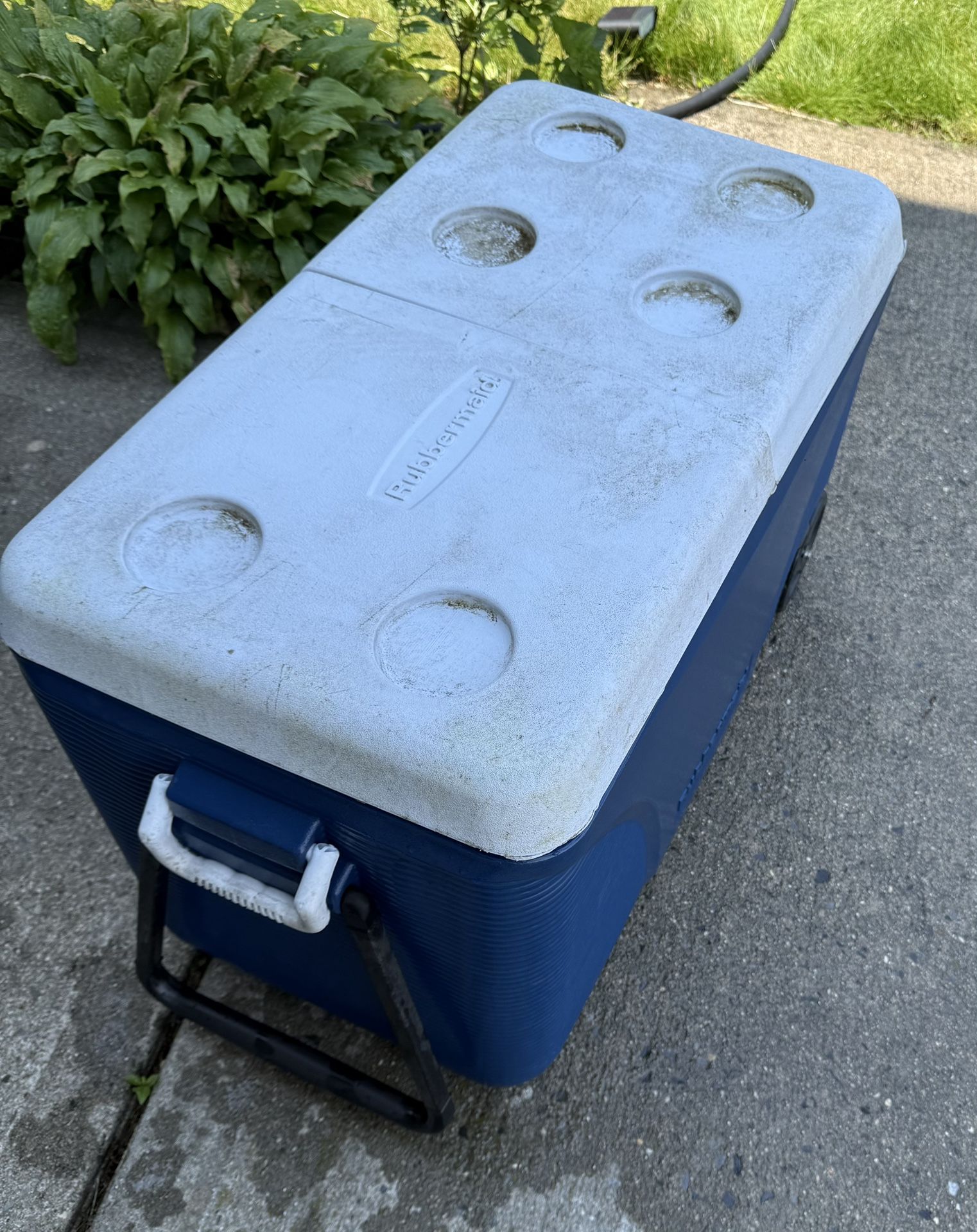Rubbermaid Cooler In Good Condition Used See Pictures