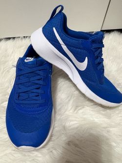 Boys Nike sneakers - size 2.5 - Velcro