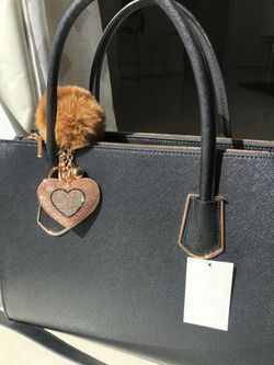 Super beautiful brand New purse Bag Black color doble zip with keychain pompon fox with brilliant heart! Cartera Bolso color negra con doble cremalle