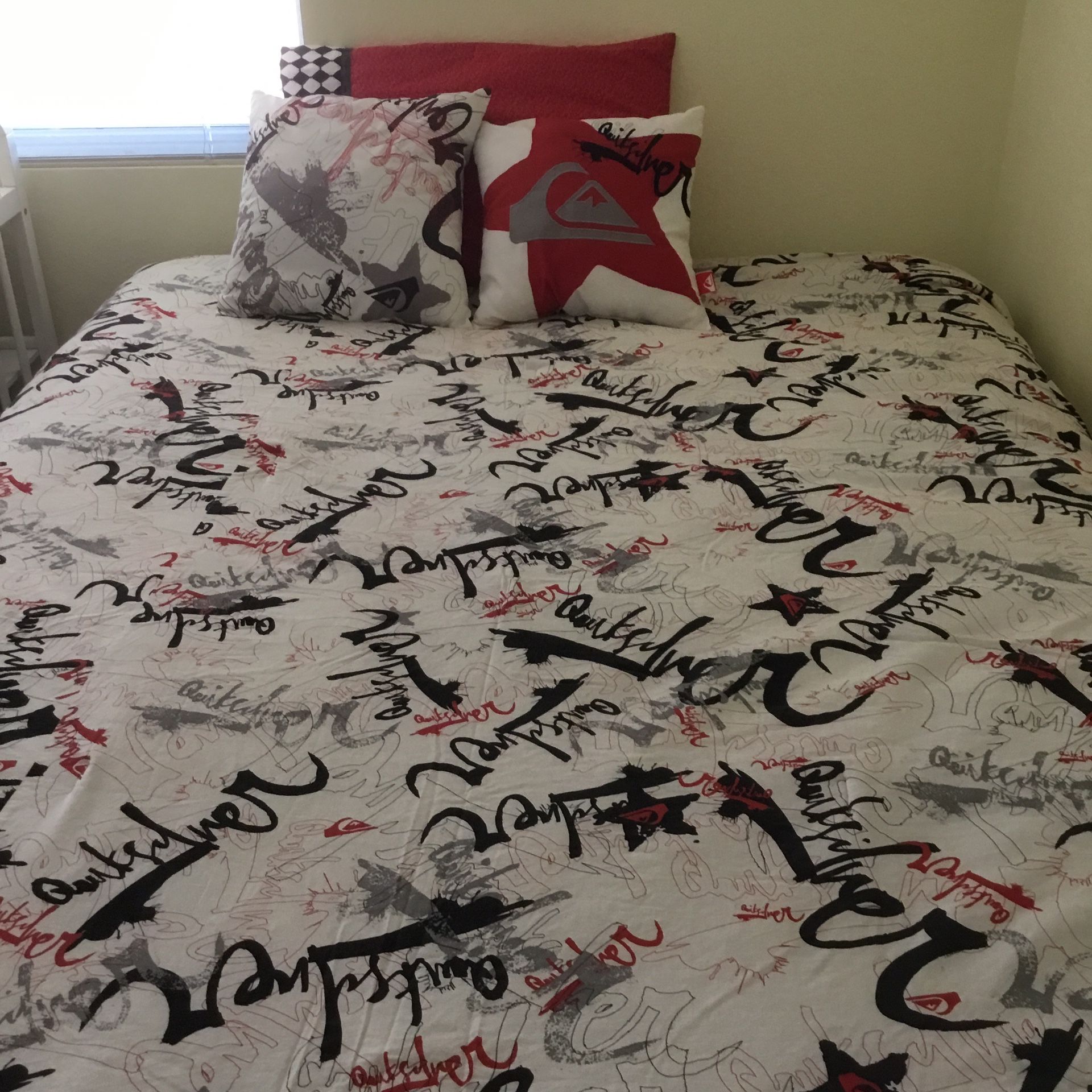 Quicksilver Comforter With 2 Pillows