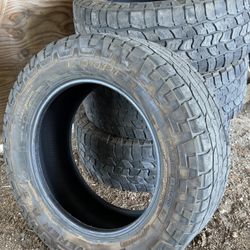 Cooper Discoverer AT3 XLT LT285/60/R20 Tires