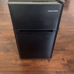 Black & Decker Mini Fridge with Freezer