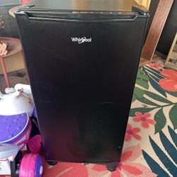 Mini fridge 
