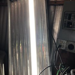 Grow light, needs 6 Bulbs Only Has 2