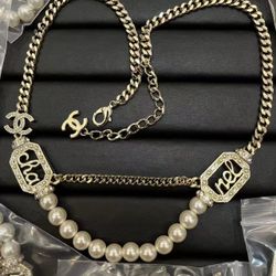 High-end necklace; alphabet pearl chain; necklace.