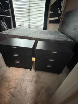 Modern black fluted nightstands set of 2 in great condition. (accepting offers)