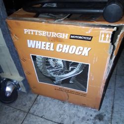 Pittsburgh Motorcycle Wheel Chock Dimensiones  24-1/2" LX9-3/4"WX12-7/8"H