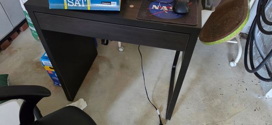 Desk with Chair / Escritorio con Silla