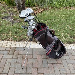 Mens Nicklaus golden bear golf club set. Complete set with golf bag right handed