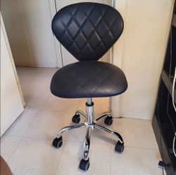 Brand new Black swivel office chair diamond design