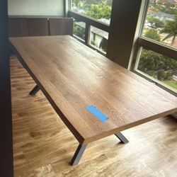Beautiful Solid Oak Dinning Room Table 