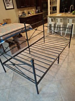 Daybed- TWIN XL- FREE