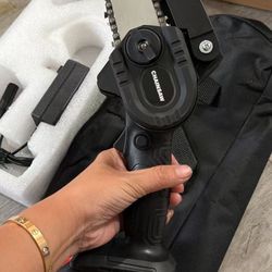 6-inch mini handheld lithium battery chainsaw (black-4inch+1*battery)  Used for Cutting Wood and Pruning Tree Branches