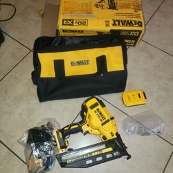 DEWALT
20V MAX XR 16-Gauge Electric Cordless Angled Finishing Nailer Kit