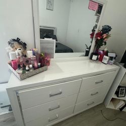 Full Bed Frame With Dresser And Mirror 