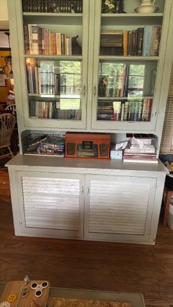 Antique looking cabinet/bookshelf