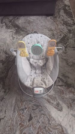 Bright Starts Disney Winnie the Pooh Classic Pals Vibrating Bouncer - White