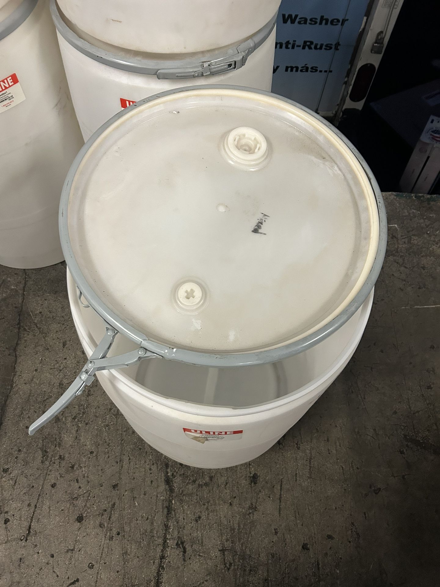 HEAVY DUTY PLASTIC 55 GALLON SHIPPING DRUMS WITH REMOVABLE LIDS AND CLAMPS $45 EACH BUY 5 $50 EACH DELIVERY AVAILABLE $$$