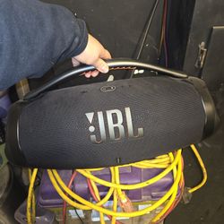 LARGE SIZE JBL BLUETOOTH SPEAKER LIKE NEW WITH BOX USED ONCE SEE PICS PERFECT CONDITION LOUD SOUND