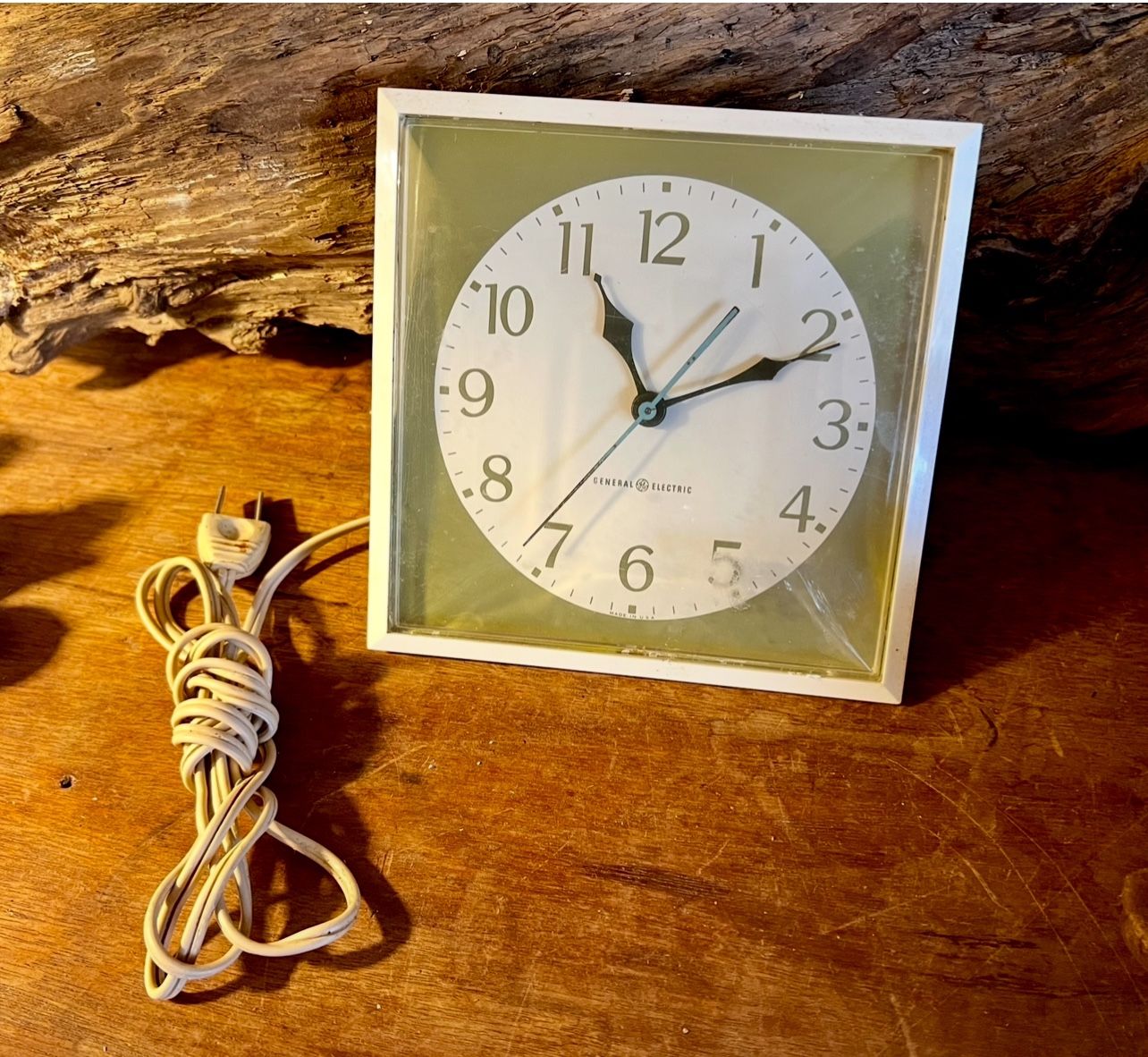 Mid Century General Electric Model 2175. Kitchen Wall Clock. Green & White.