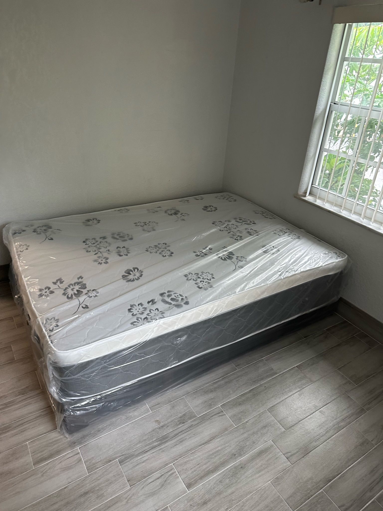 NEW QUEEN PILLOW TOP SET MATTRESS AND BOX SPRING 2pcs