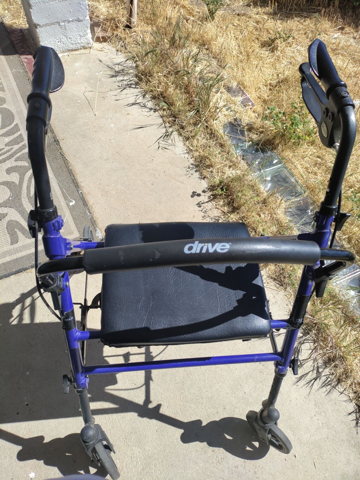 DRIVE MEDICAL ROLLATOR WITH ( HAND BRAKES). SEE ALL PICS PICK โ๏ธ UP ONLY