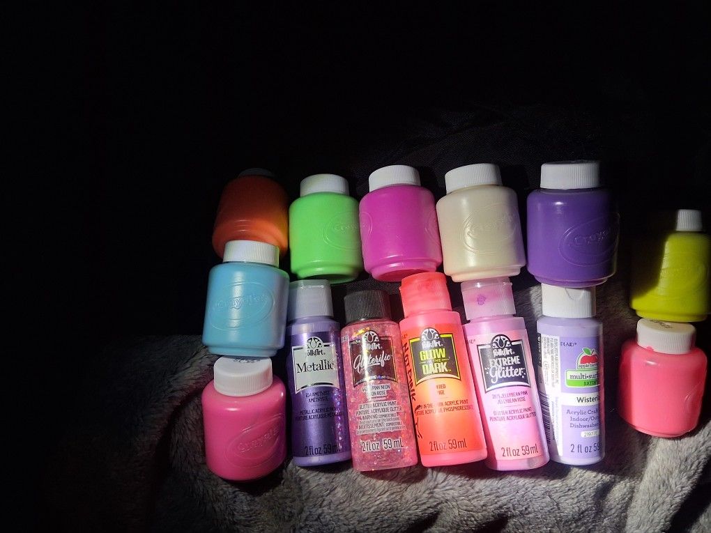 5 Pack Of Art Canvases And Assorted Craft Paints Bundle....