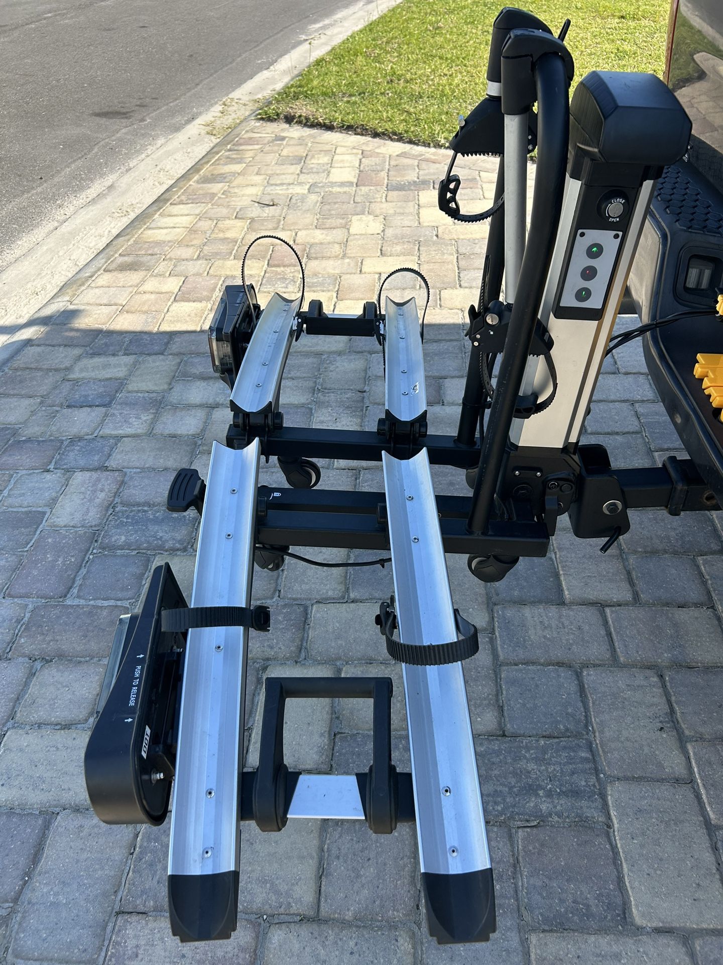 SARIS Motorized Hitch Rack