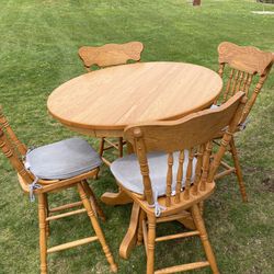 60” Round Solid Oak Table & 4 Stools in Excellent Condition   It also Includes a custom made table cover