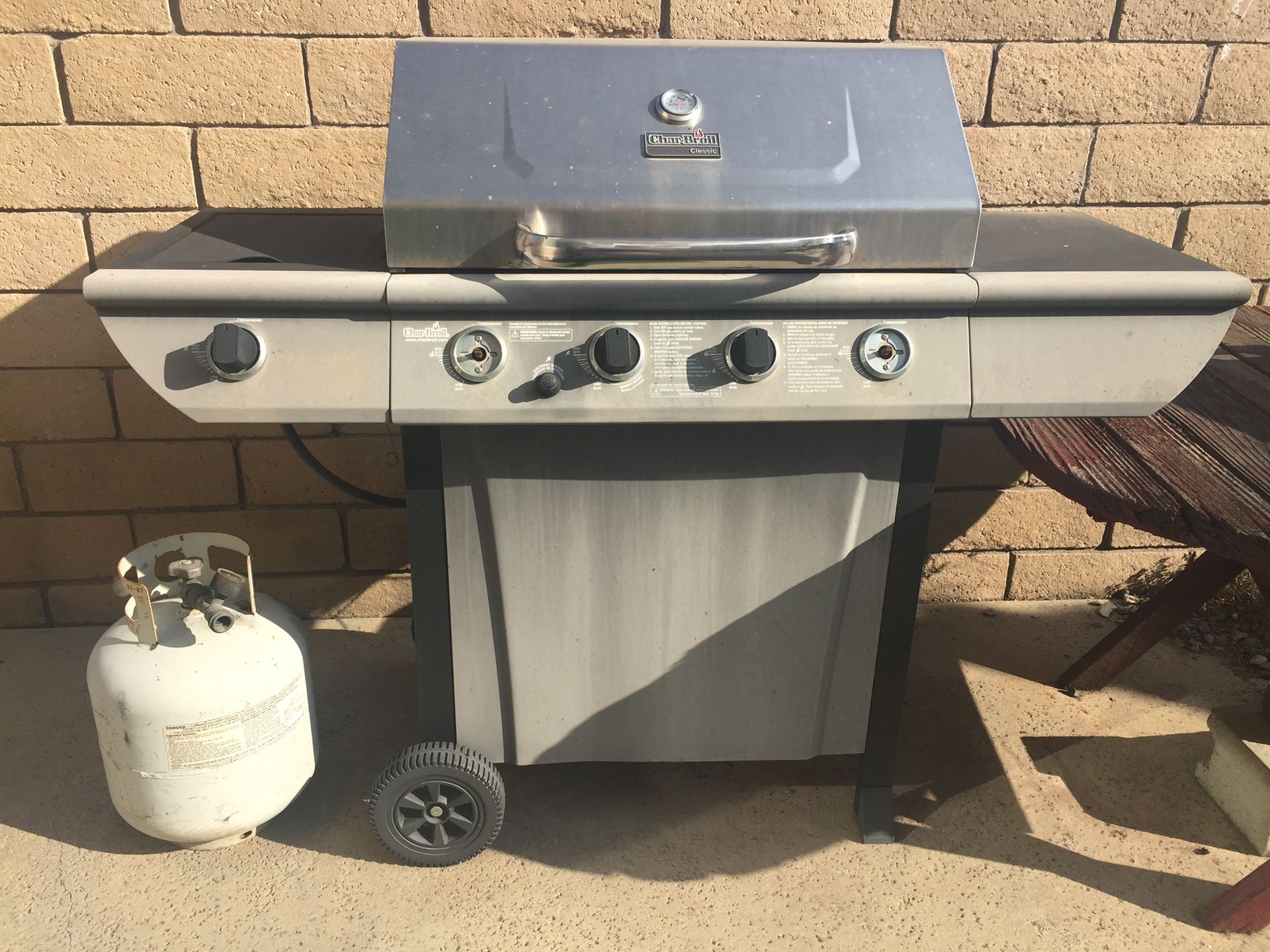 CharBroil Gas BBQ Grill (include 2 gas tank)