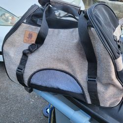 https://offerup.com/redirect/?o=VS5TLlBldA== Club Pet Carrier 