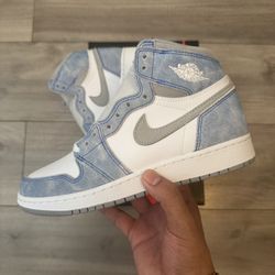 Jordan 1 Hyper Royal