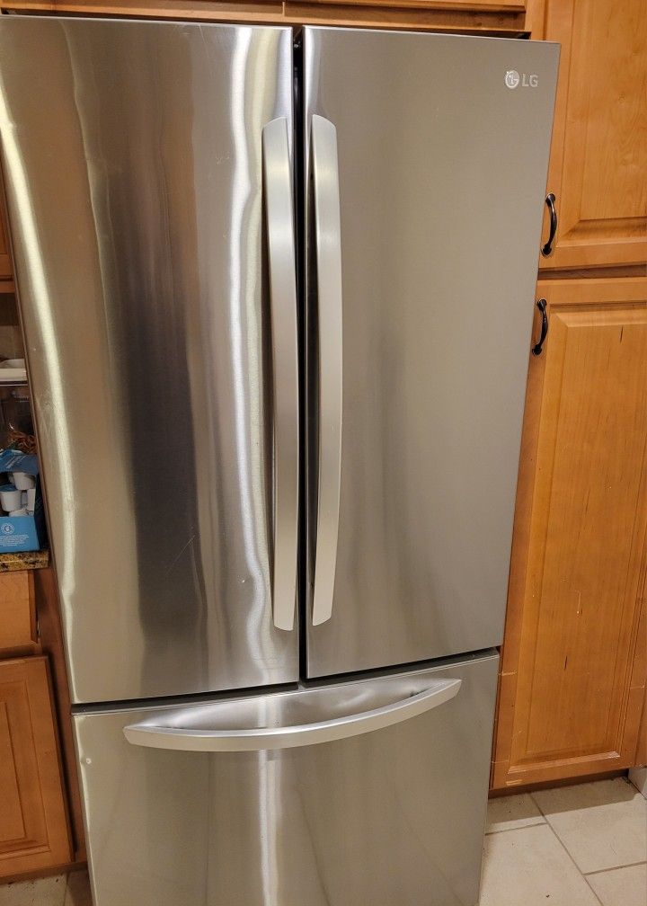 LG Refrigerator Like New