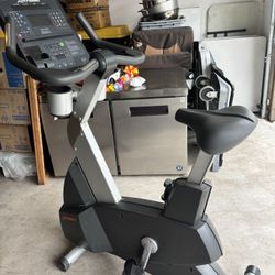 Life fitness Stationary Bike With Cardio Measuring Handles 